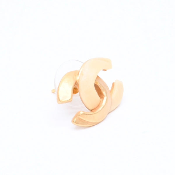 Very Good Condition CHANEL Coco Mark Earrings Weight Approximately 3.79g 00T Stamp GP Metal Gold Ivory Binaural Used 4a007085