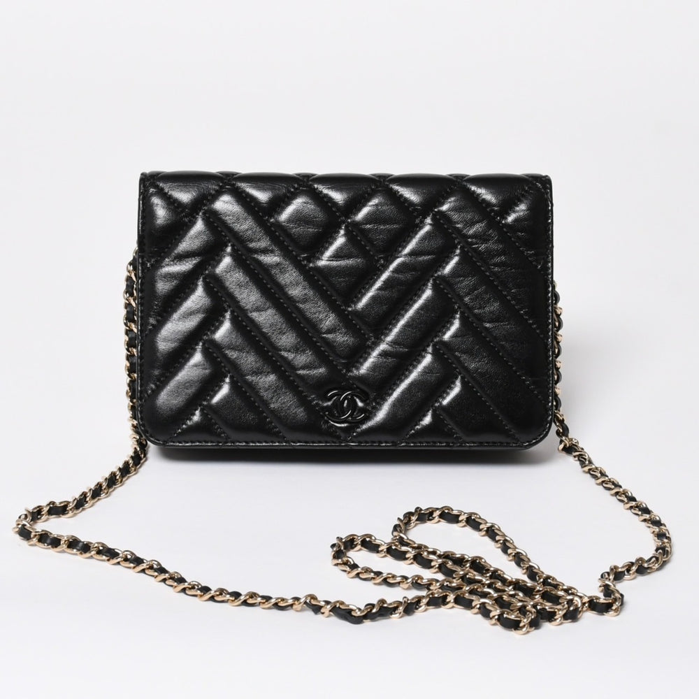 極美品 CHANEL シャネル シェブロン チェーンウォレット 28番台 ココマーク シャイニーラムスキン ブラック 中古 4a008408