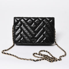 Very Good Condition CHANEL Chevron Chain Wallet 28th Series Coco Mark Shiny Lambskin Black Used 4a008408