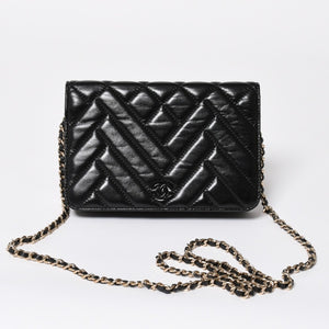 Very Good Condition CHANEL Chevron Chain Wallet 28th Series Coco Mark Shiny Lambskin Black Used 4a008408