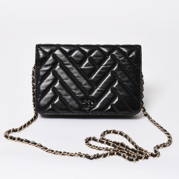 Very Good Condition CHANEL Chevron Chain Wallet 28th Series Coco Mark Shiny Lambskin Black Used 4a008408
