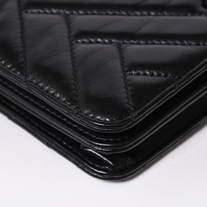 Very Good Condition CHANEL Chevron Chain Wallet 28th Series Coco Mark Shiny Lambskin Black Used 4a008408