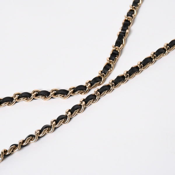 Very Good Condition CHANEL Chevron Chain Wallet 28th Series Coco Mark Shiny Lambskin Black Used 4a008408