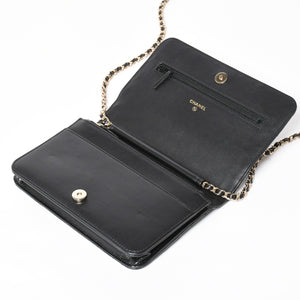 Very Good Condition CHANEL Chevron Chain Wallet 28th Series Coco Mark Shiny Lambskin Black Used 4a008408