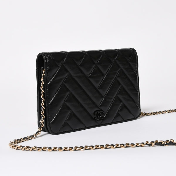 Very Good Condition CHANEL Chevron Chain Wallet 28th Series Coco Mark Shiny Lambskin Black Used 4a008408