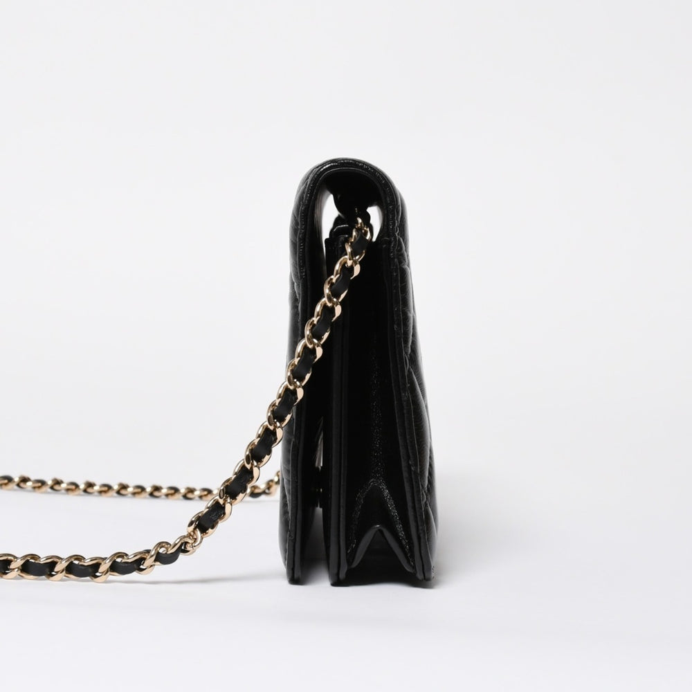 極美品 CHANEL シャネル シェブロン チェーンウォレット 28番台 ココマーク シャイニーラムスキン ブラック 中古 4a008408