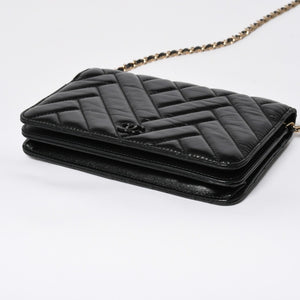 Very Good Condition CHANEL Chevron Chain Wallet 28th Series Coco Mark Shiny Lambskin Black Used 4a008408