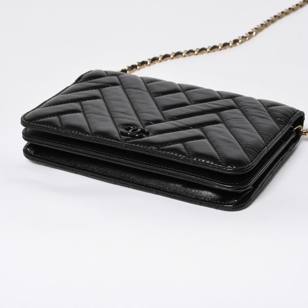 Very Good Condition CHANEL Chevron Chain Wallet 28th Series Coco Mark Shiny Lambskin Black Used 4a008408