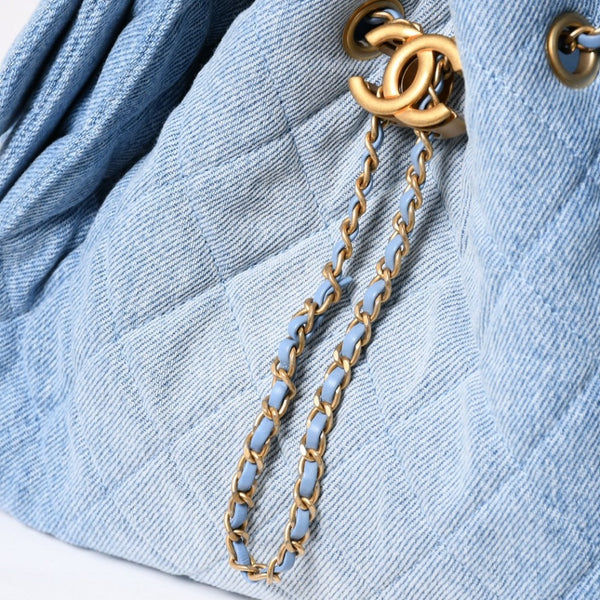 新品同様 CHANEL シャネル CHANEL 25 スモール ハンドバッグ ランダム番台 ココマーク デニム レザー ブルー 中古 4a009088