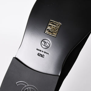 新品同様 CHANEL シャネル スウェード ローファー シューズ G47567 サイズ42 1/2 ココマーク ラムシアリング ブラック 中古 4a009087