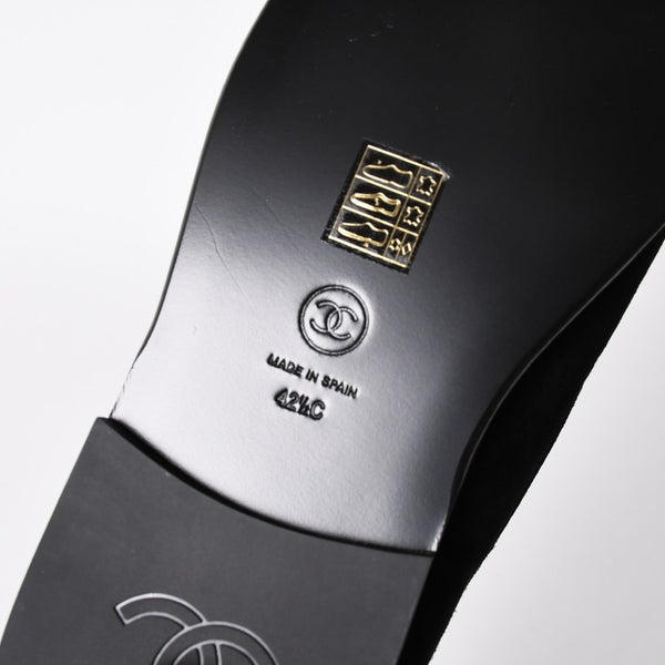 新品同様 CHANEL シャネル スウェード ローファー シューズ G47567 サイズ42 1/2 ココマーク ラムシアリング ブラック 中古 4a009087