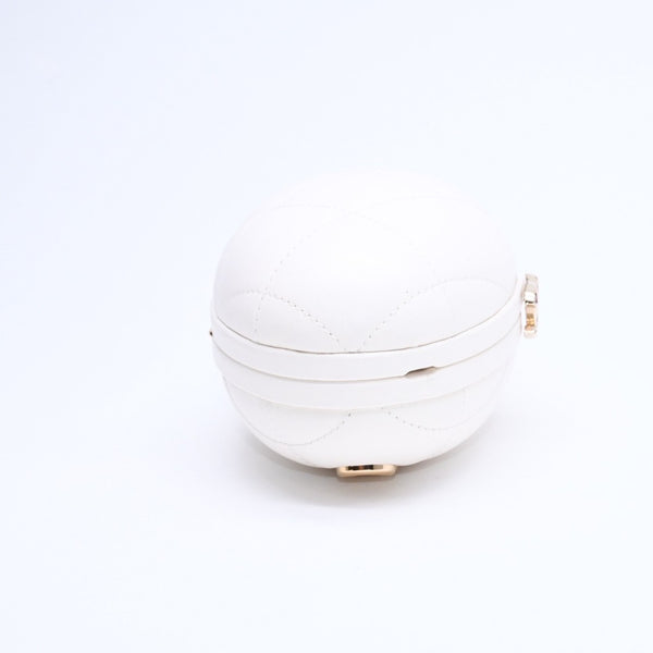 新品同様 CHANEL シャネル マトラッセ ミニバッグチャーム ランダム番台 イタリア製 ラムスキン ホワイト シルバー金具 中古 4a008680