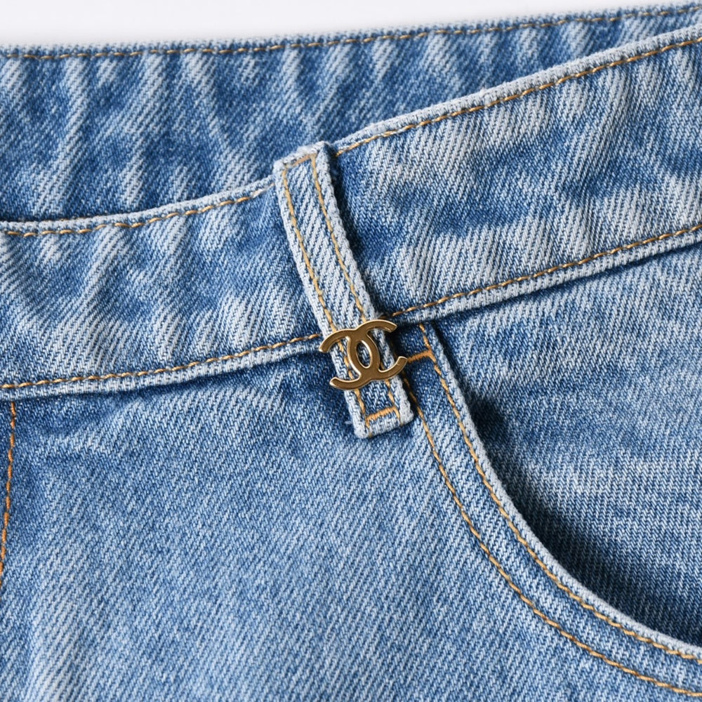 New and unused CHANEL Denim pants Here mark button P82823V74598 Made in Italy Cotton Black Size 50 Used 4a008716