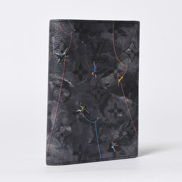 New unused item LOUIS VUITTON Couverture Passport M2B222 Pass case Climber Black Gray Used 4a009009