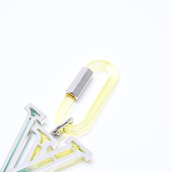 新品同様 LOUIS VUITTON ルイヴィトン ビジューサック LVプリズム チャーム レジン メタル MP2366 イエロー グリーン シルバー金具 中古 4a008690