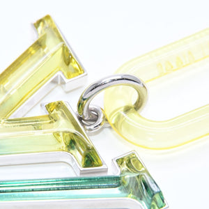 新品同様 LOUIS VUITTON ルイヴィトン ビジューサック LVプリズム チャーム レジン メタル MP2366 イエロー グリーン シルバー金具 中古 4a008690