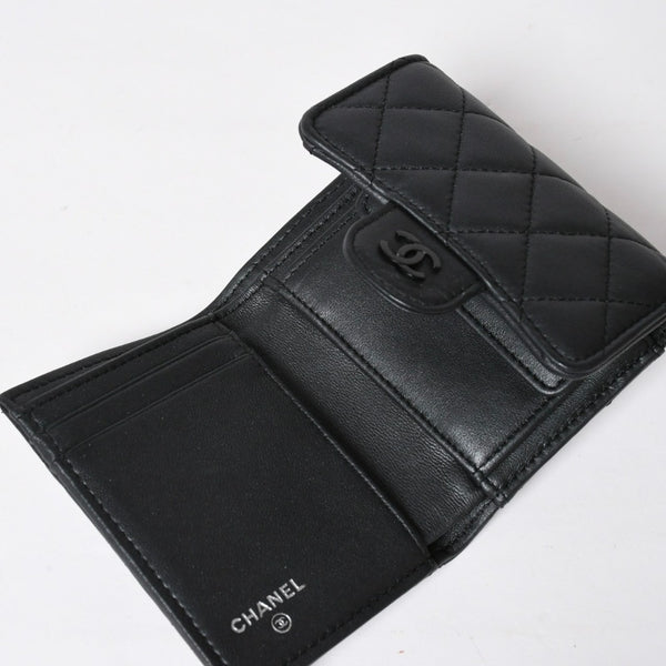 新品同様 CHANEL シャネル クラシック スモール フラップ ウォレット 三つ折り財布 AP0229 ココマーク ソーブラック 中古 4a009066