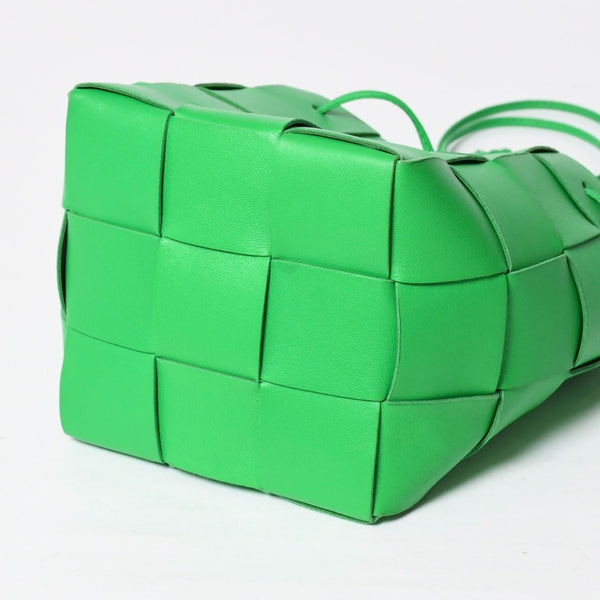 新品同様 BOTTEGA VENETA ボッテガヴェネタ MINI CASSETTE BUCKET ミニ カセット バケットバッグ イントレチャート グリーン 中古 4a007944