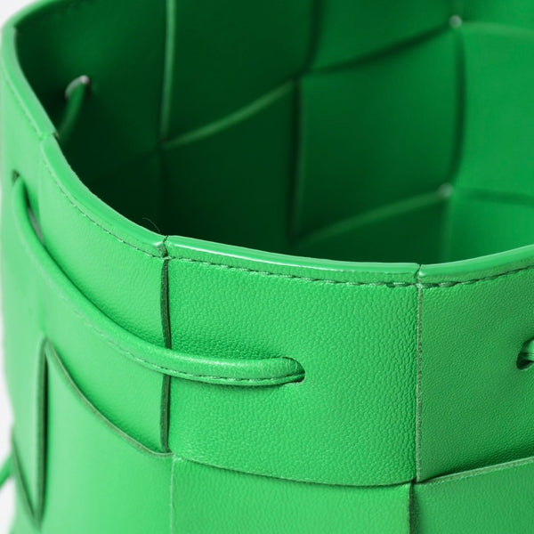 新品同様 BOTTEGA VENETA ボッテガヴェネタ MINI CASSETTE BUCKET ミニ カセット バケットバッグ イントレチャート グリーン 中古 4a007944