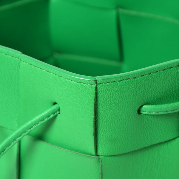 新品同様 BOTTEGA VENETA ボッテガヴェネタ MINI CASSETTE BUCKET ミニ カセット バケットバッグ イントレチャート グリーン 中古 4a007944