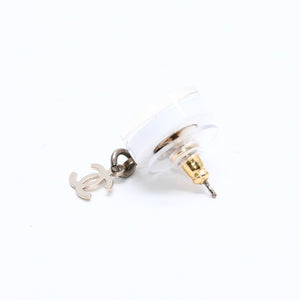 CHANEL シャネル ココマーク スタッドピアス 重量約2.85g 05C刻印 樹脂系 メタル GP ホワイト ゴールド 両耳用 美品 中古 4a007080