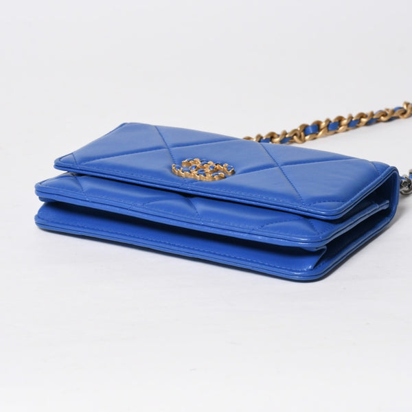 極美品 CHANEL シャネル 19 チェーンウォレット ショルダーバッグ ブルー ゴールド金具 ランダム番台 ラムスキン 中古 4a009244