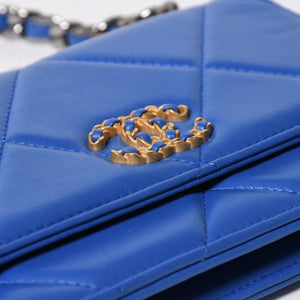 極美品 CHANEL シャネル 19 チェーンウォレット ショルダーバッグ ブルー ゴールド金具 ランダム番台 ラムスキン 中古 4a009244