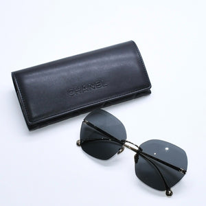 新品同様 CHANEL シャネル リムレス サングラス アイウェア 4271-T c.395S4 サイズ61□17 140 ココマーク ブラック ゴールド 中古 4a009145