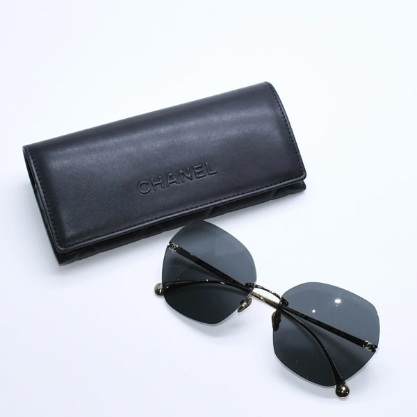新品同様 CHANEL シャネル リムレス サングラス アイウェア 4271-T c.395S4 サイズ61□17 140 ココマーク ブラック ゴールド 中古 4a009145
