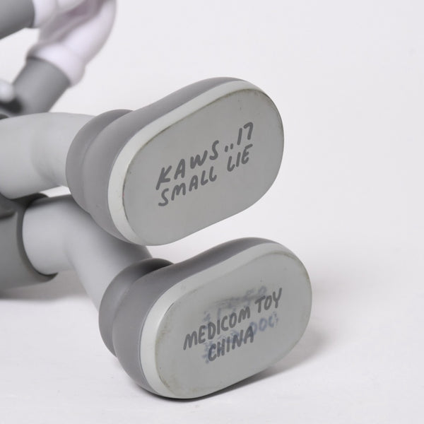 KAWS カウズ MEDICOM TOY メディコムトイ SMALL LIE companion フィギュア サイズ 11アート グレー 美品 中古 4a009306