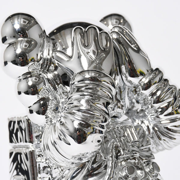 極美品 KAWS カウズ フィギュア Holiday Space ホリデー スペース silver シルバー 中古 4a009292