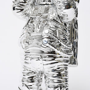 極美品 KAWS カウズ フィギュア Holiday Space ホリデー スペース silver シルバー 中古 4a009292