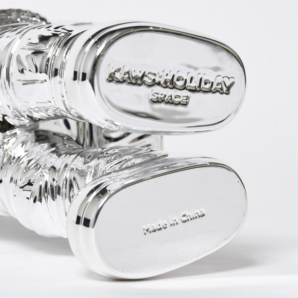 極美品 KAWS カウズ フィギュア Holiday Space ホリデー スペース silver シルバー 中古 4a009292
