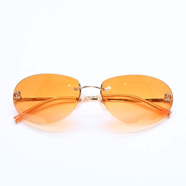 CHANEL rimless sunglasses with side Coco mark, orange lenses, and gold hardware, model number 4013 c.125/56, size 59.◻16 130 Excellent condition Used 4a010063