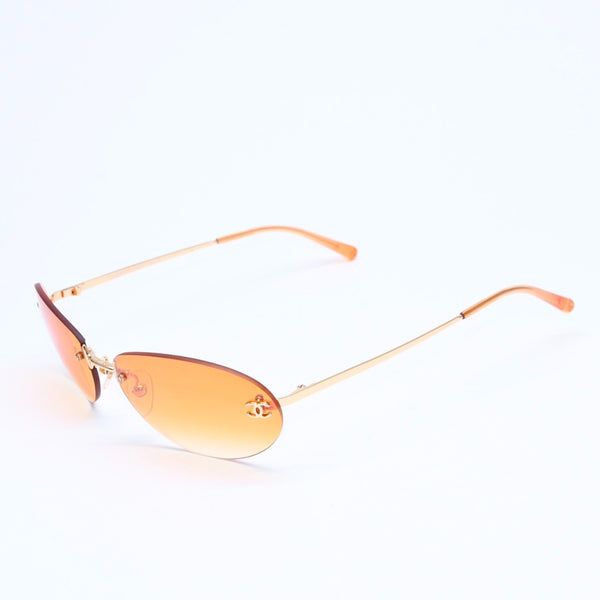 CHANEL rimless sunglasses with side Coco mark, orange lenses, and gold hardware, model number 4013 c.125/56, size 59.◻16 130 Excellent condition Used 4a010063