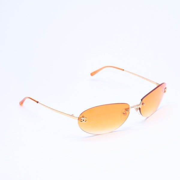 CHANEL rimless sunglasses with side Coco mark, orange lenses, and gold hardware, model number 4013 c.125/56, size 59.◻16 130 Excellent condition Used 4a010063