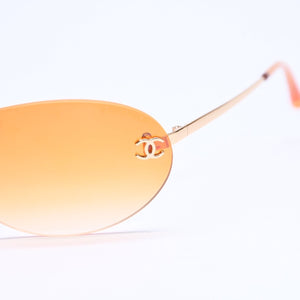 CHANEL rimless sunglasses with side Coco mark, orange lenses, and gold hardware, model number 4013 c.125/56, size 59.◻16 130 Excellent condition Used 4a010063
