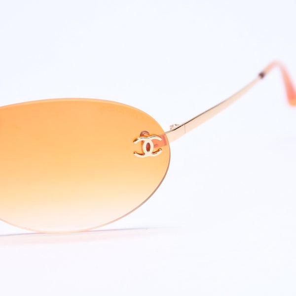 CHANEL rimless sunglasses with side Coco mark, orange lenses, and gold hardware, model number 4013 c.125/56, size 59.◻16 130 Excellent condition Used 4a010063