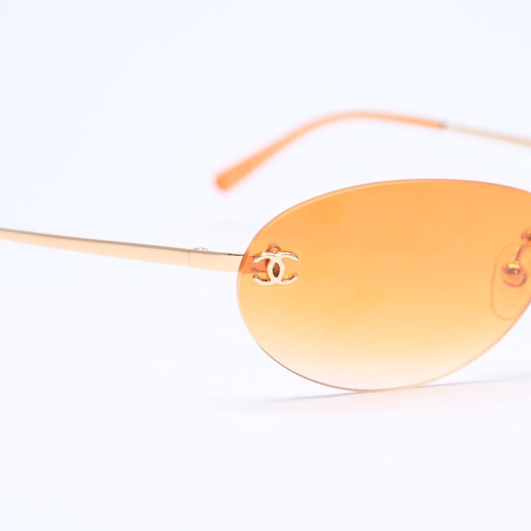 CHANEL rimless sunglasses with side Coco mark, orange lenses, and gold hardware, model number 4013 c.125/56, size 59.◻16 130 Excellent condition Used 4a010063
