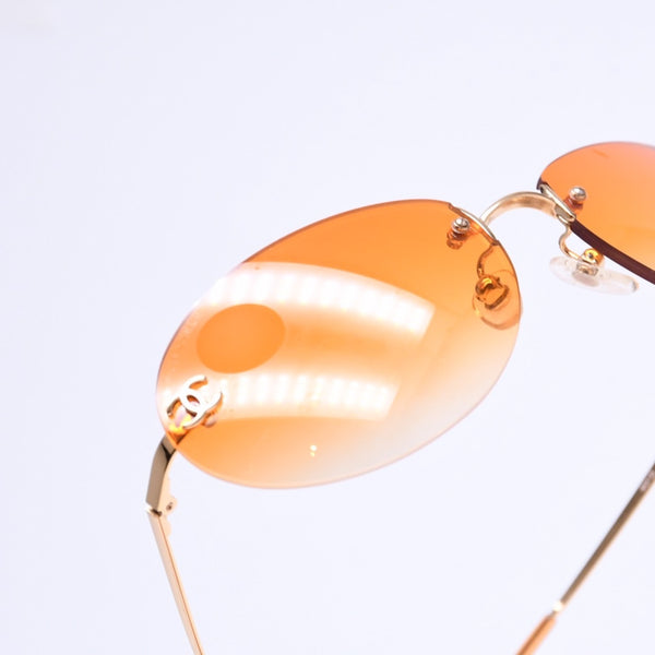 CHANEL rimless sunglasses with side Coco mark, orange lenses, and gold hardware, model number 4013 c.125/56, size 59.◻16 130 Excellent condition Used 4a010063