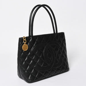 Very good condition CHANEL Chanel reproduction tote tote bag No. 7 here mark caviar skin black gold hardware used 4a009703