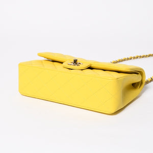 極美品 CHANEL マトラッセ Wフラップ チェーンショルダー キャビアスキン ランダム 23cm ショルダーバッグ イエロー ゴールド金具 中古 4a009595