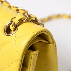 極美品 CHANEL マトラッセ Wフラップ チェーンショルダー キャビアスキン ランダム 23cm ショルダーバッグ イエロー ゴールド金具 中古 4a009595