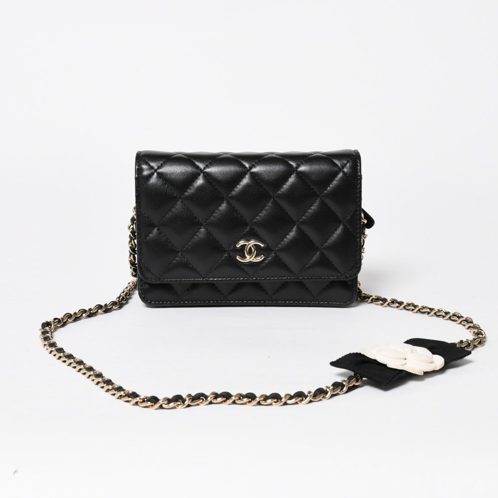 新品同様 CHANEL シャネル チェーンウォレット 二つ折り財布 31番台 ココマーク ラムスキン ブラック ゴールド金具 中古 4a009590