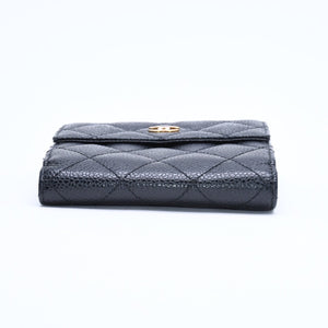 極美品 CHANEL シャネル マトラッセ クラシック スモール フラップ ウォレット A48980 19番台 ブラック キャビアスキン ゴールド金具 中古 4a010041