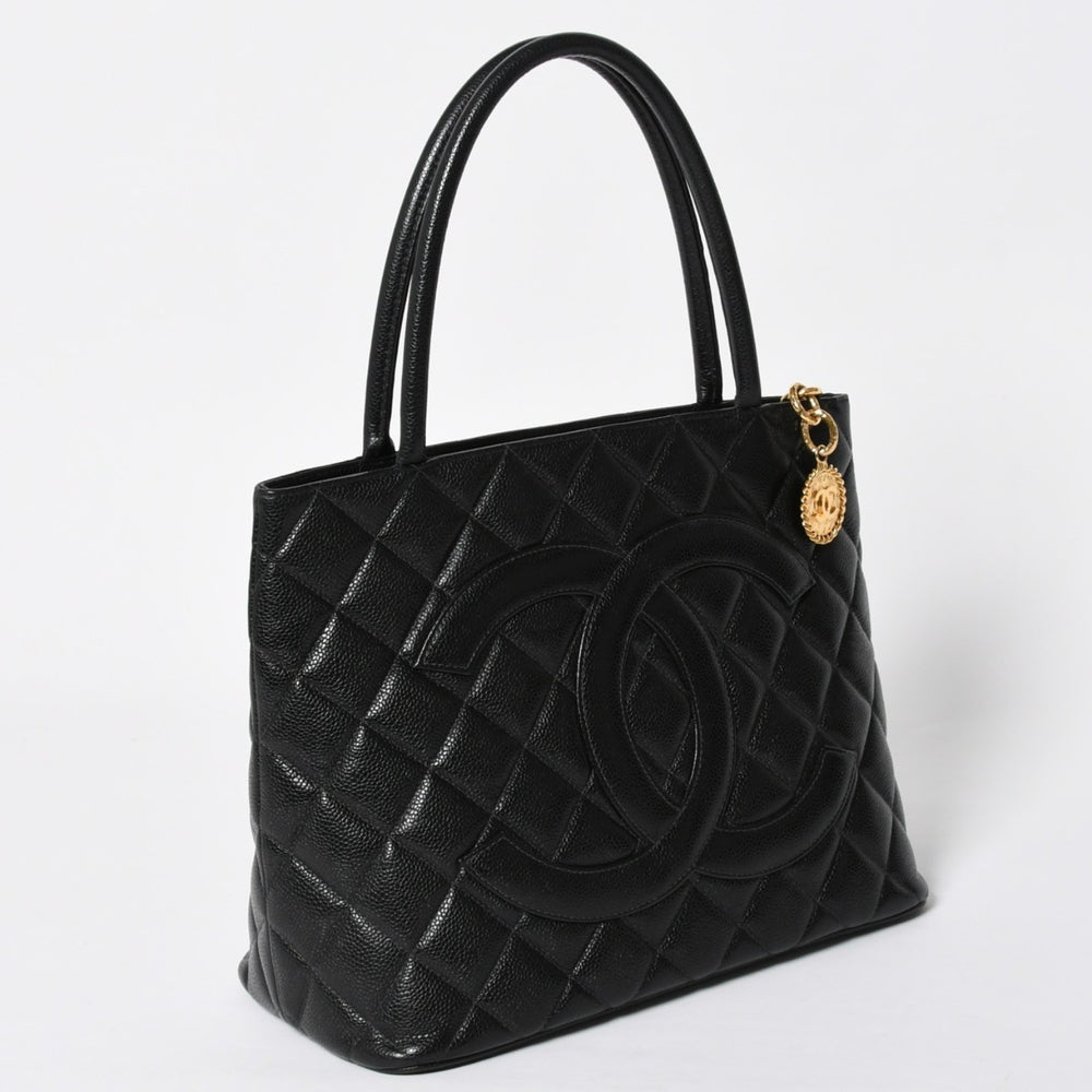 Very good condition CHANEL Chanel reproduction tote tote bag No. 6 here mark caviar skin black gold hardware used 4a010099