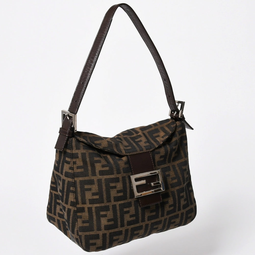 極美品 FENDI フェンディ 被せ型 マンマバケット ワンショルダーバッグ 26426 ズッカ柄 縦長 シルバー金具 中古 4a010200