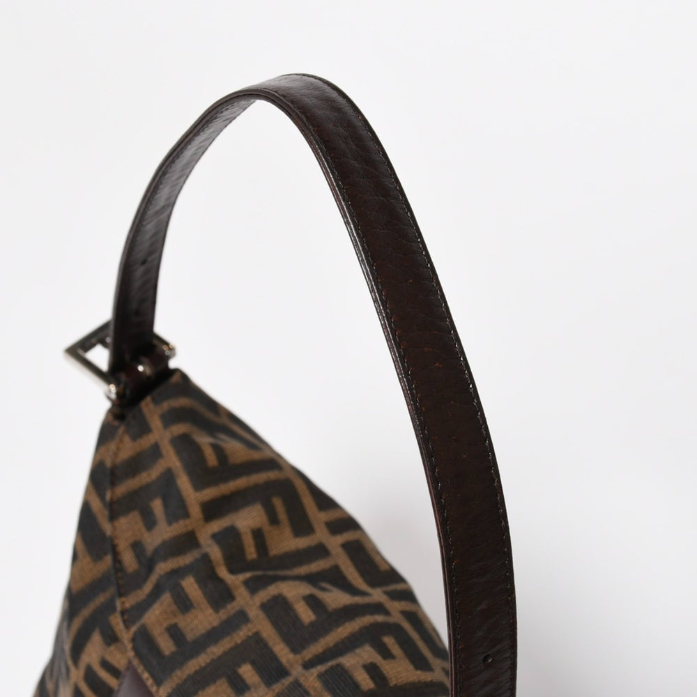 極美品 FENDI フェンディ 被せ型 マンマバケット ワンショルダーバッグ 26426 ズッカ柄 縦長 シルバー金具 中古 4a010200