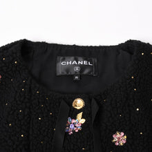 画像をギャラリービューアに読み込む, 極美品 CHANEL シャネル ファンシーツイード エンブロイダリージャケット P78236 ココマーク カシミヤ生地 フラワー刺繍 ブラック 50サイズ アウター リボンタイ 中古 4b012744