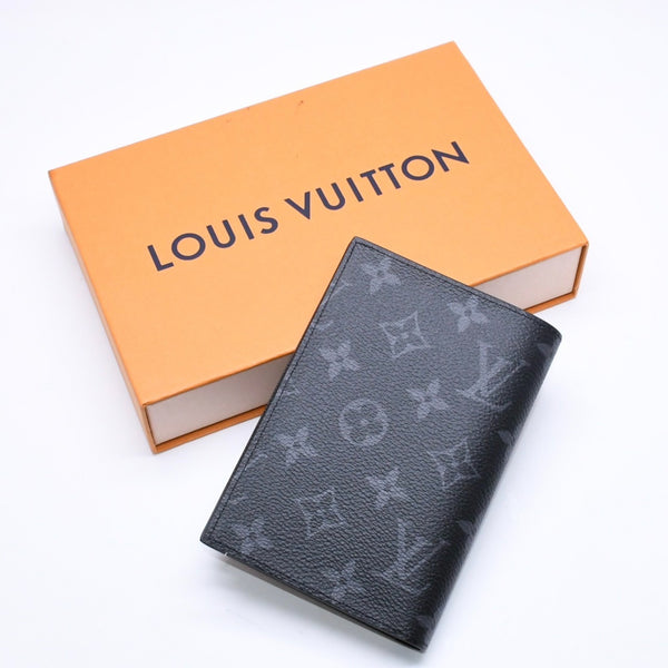 新品未使用品 LOUIS VUITTON ルイヴィトン モノグラムエクリプス クーヴェルテュール パスポールMM M64501 パスポートケース ブラック 中古 4a006609